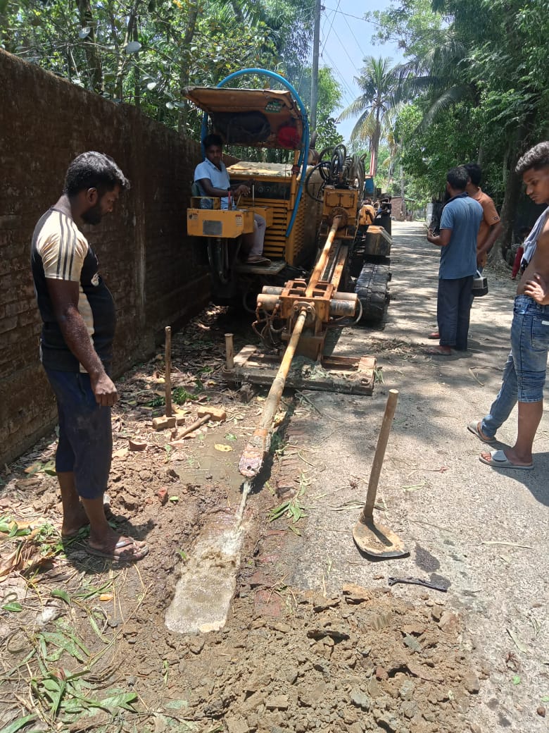 HDD borehole breakthrough with drilling mud